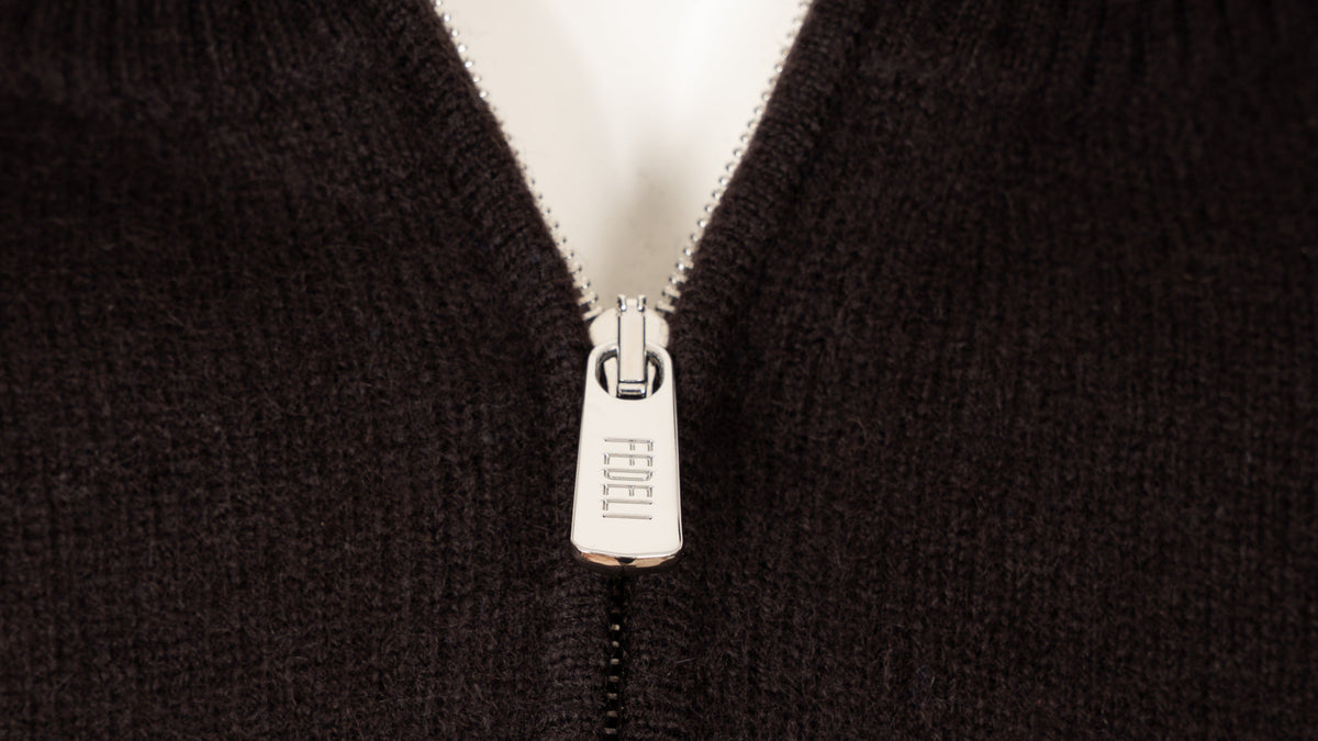 Close-up van een bruine Fedeli cashmere trui met rits, de Fedeli-ritstrekker centraal: knitwear heren bij Gentlemen Mode