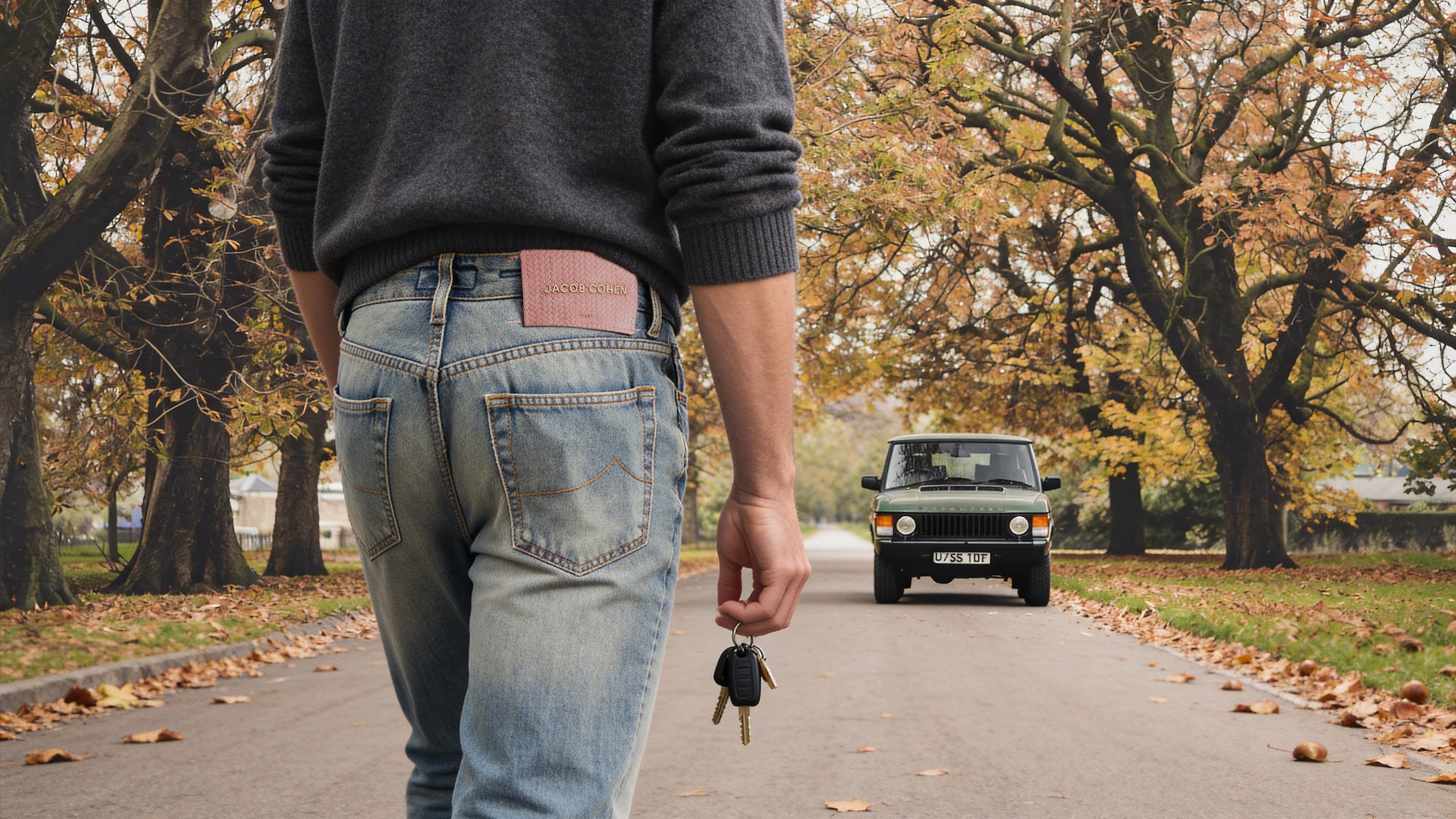 Jacob Cohen Jeans Nick – man in Jacob Cohen jeans loopt in de herfst naar zijn klassieke Range Rover