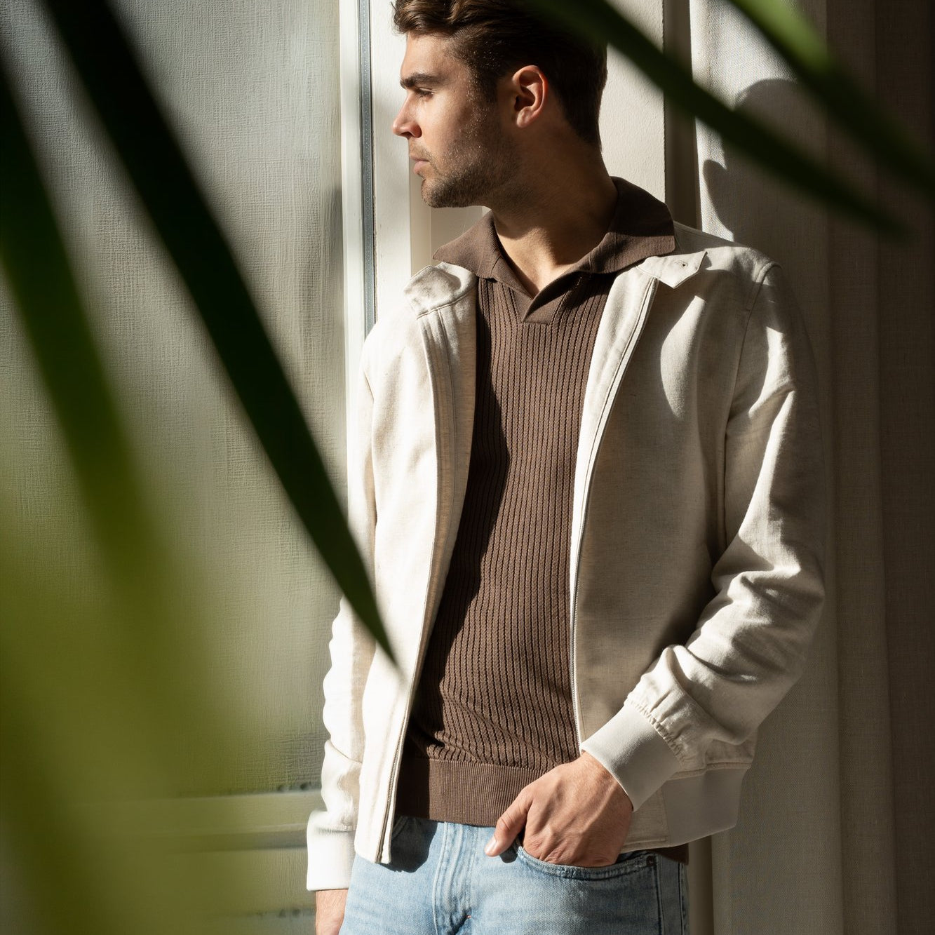 Crème Seven Dials half-zip trui over bruine ribbed polo