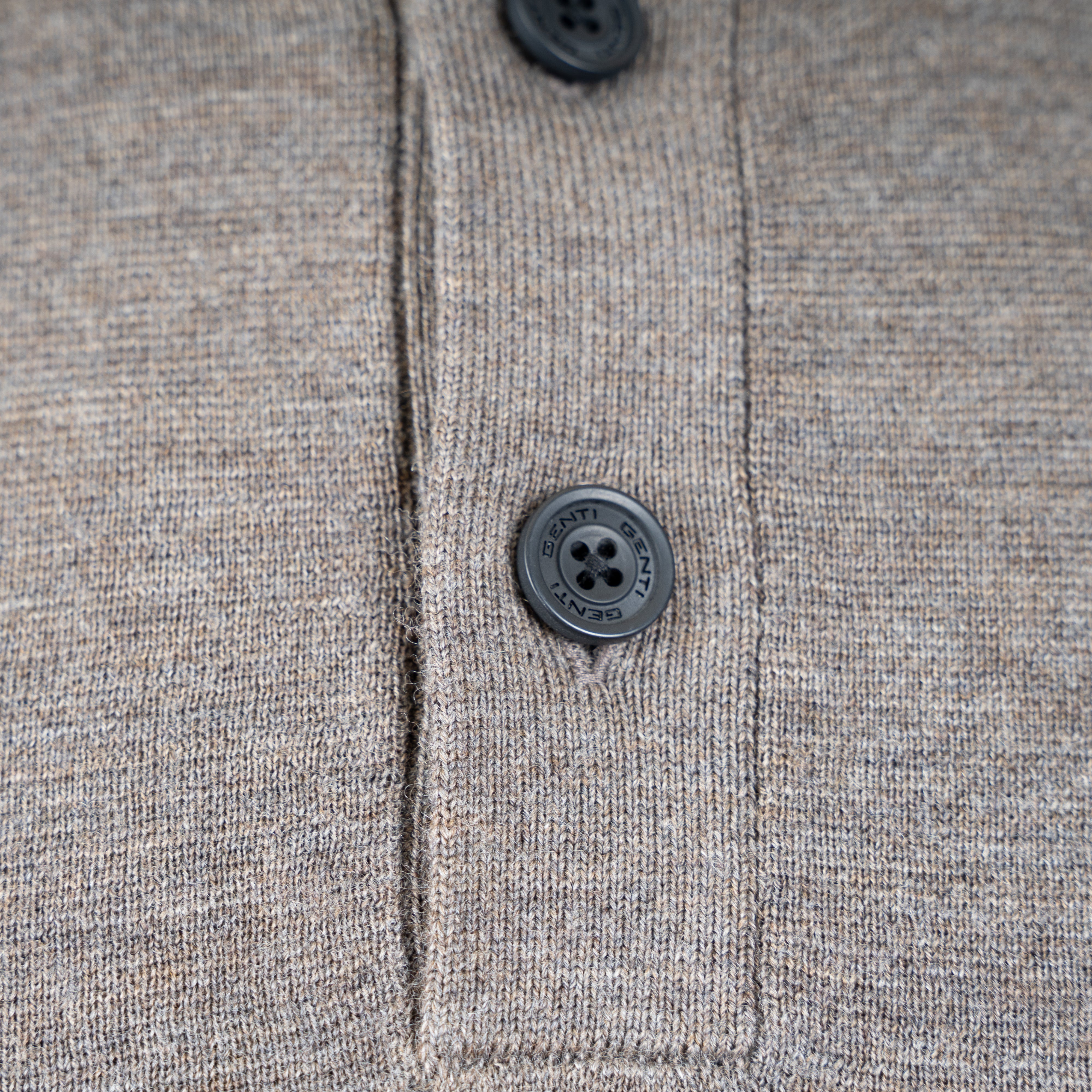 Genti Gebreide Trui met Knopenlijst Beige | Wool
