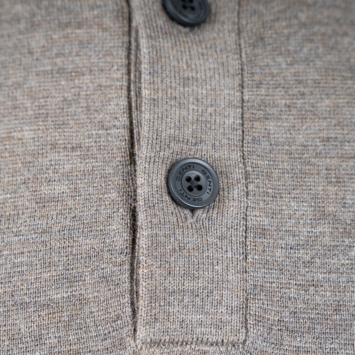 Genti Gebreide Trui met Knopenlijst Beige | Wool