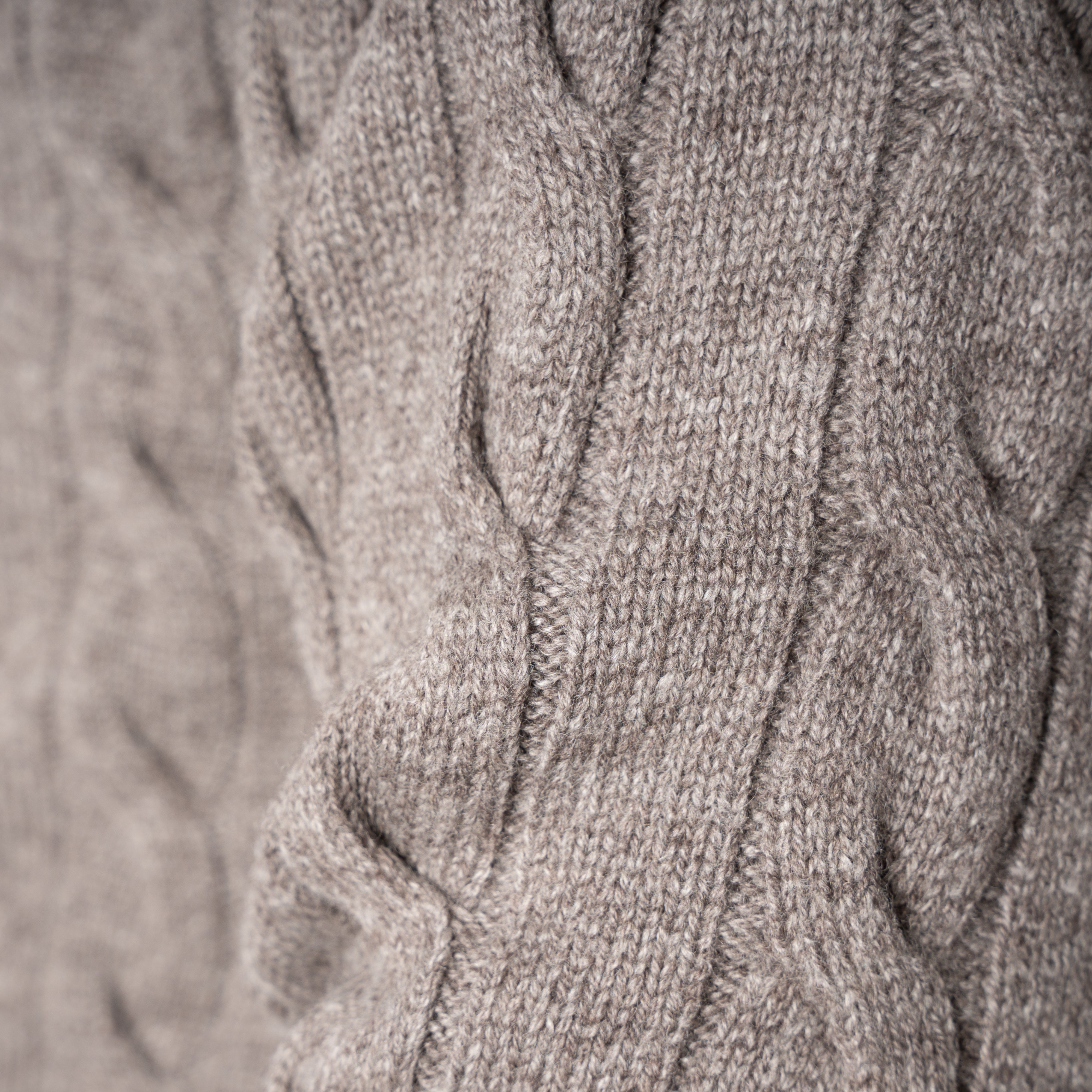 Gran Sasso Gebreide Kabeltrui met Knopenlijst Taupe | Cashmere Lana