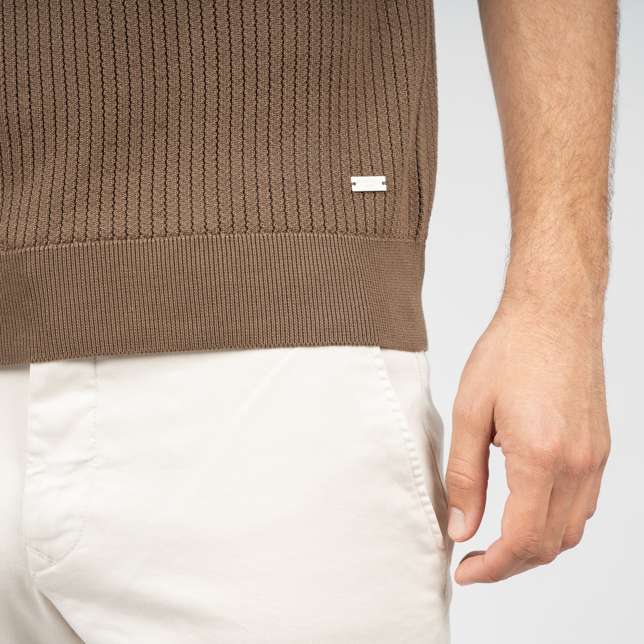 SEVEN DIALS Gebreide Buttonless Polo Bruin | Bennet