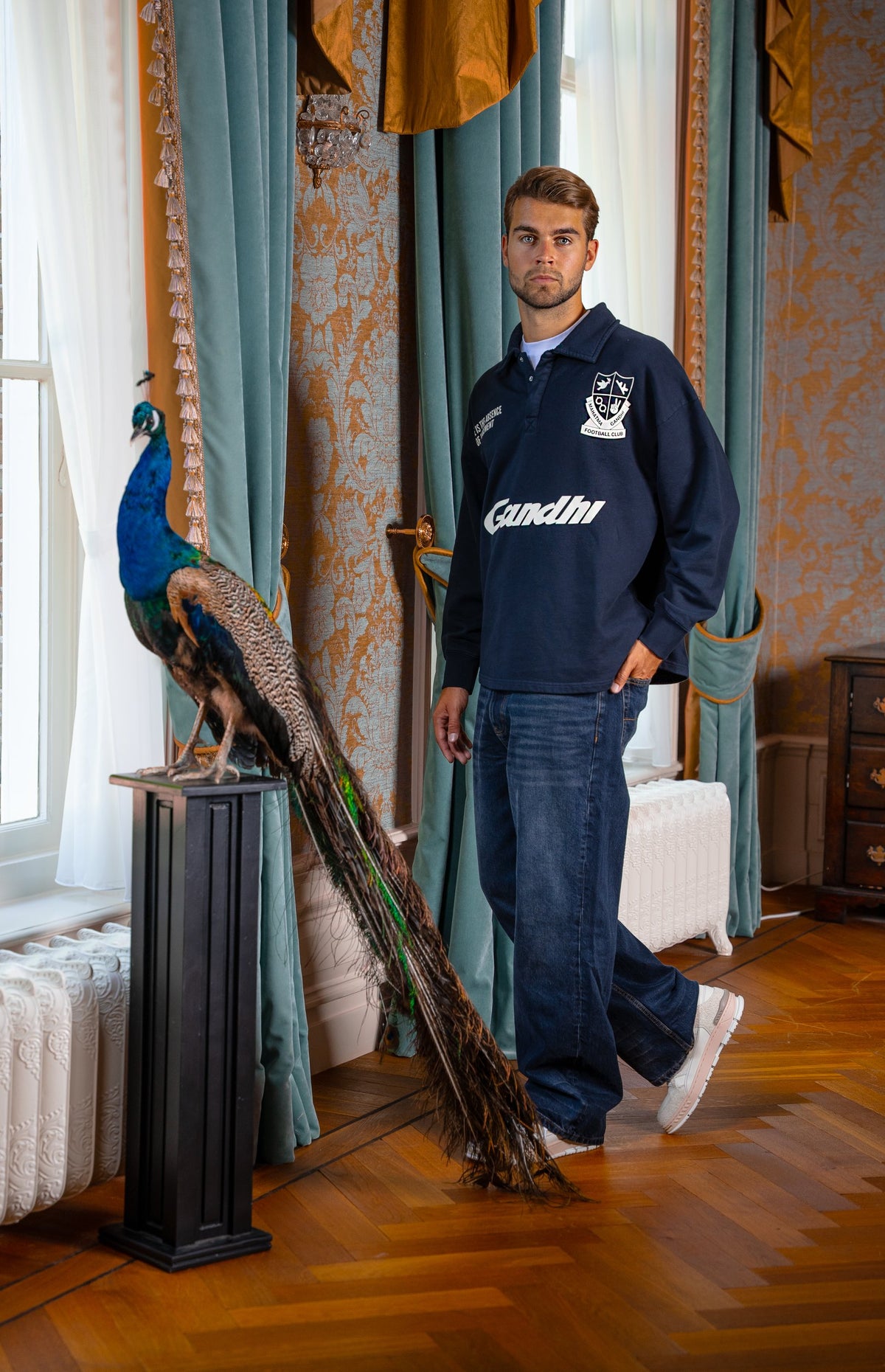 Look HW26/27 – Navy sweatshirt met blauwe jeans en witte sneakers | Gentlemen Mode