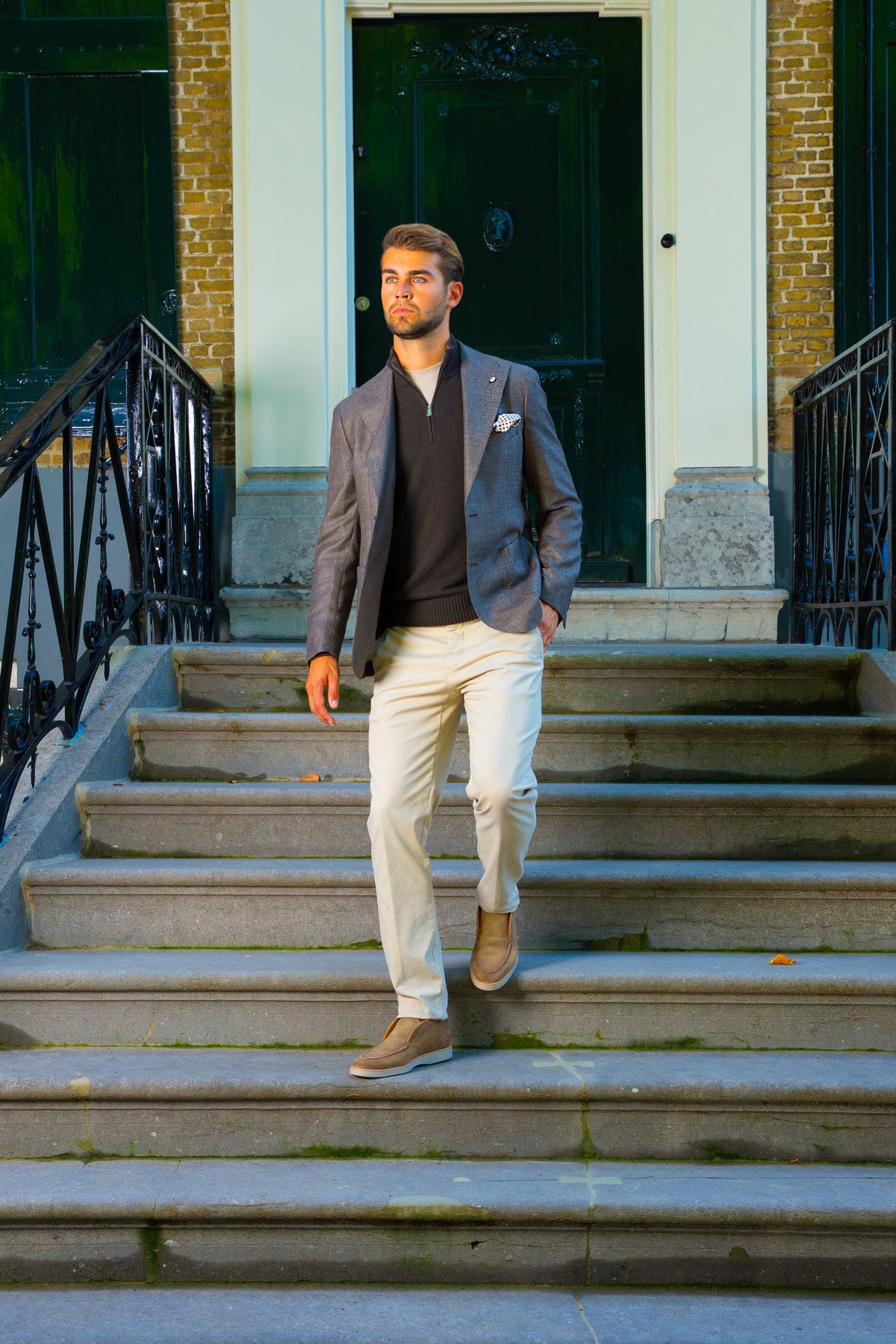 Look HW26/27 – Grijs-bruin tweed colbert met donkere half-zip en crème broek | Gentlemen Mode