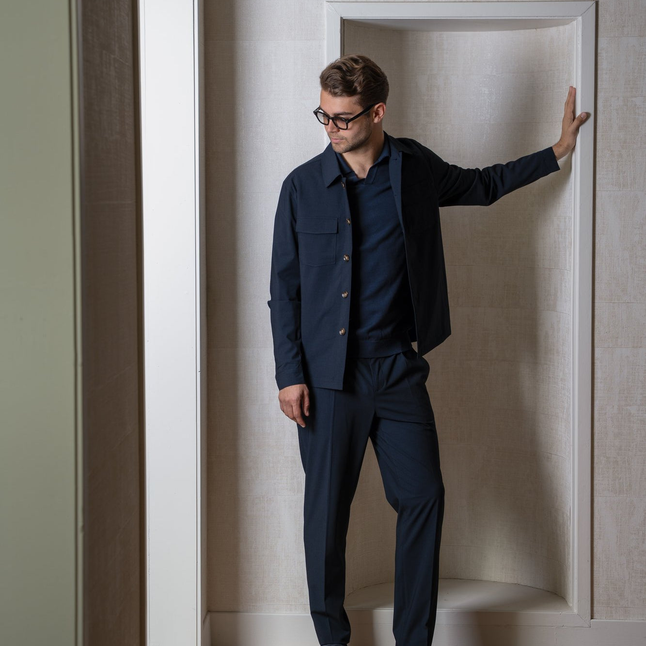 Donkerblauwe Seven Dials pantalon — full look