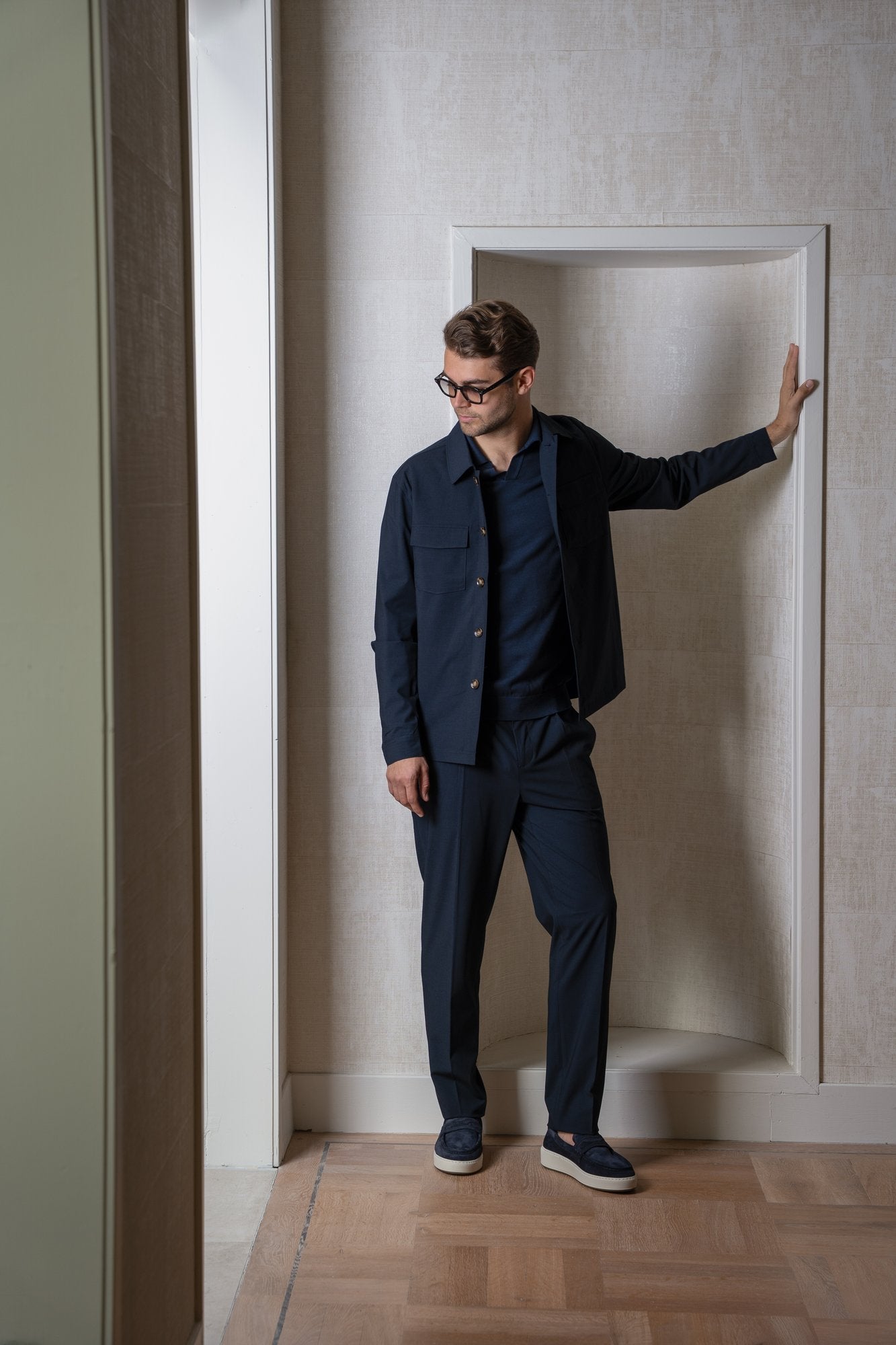 Donkerblauwe Seven Dials pantalon — full look