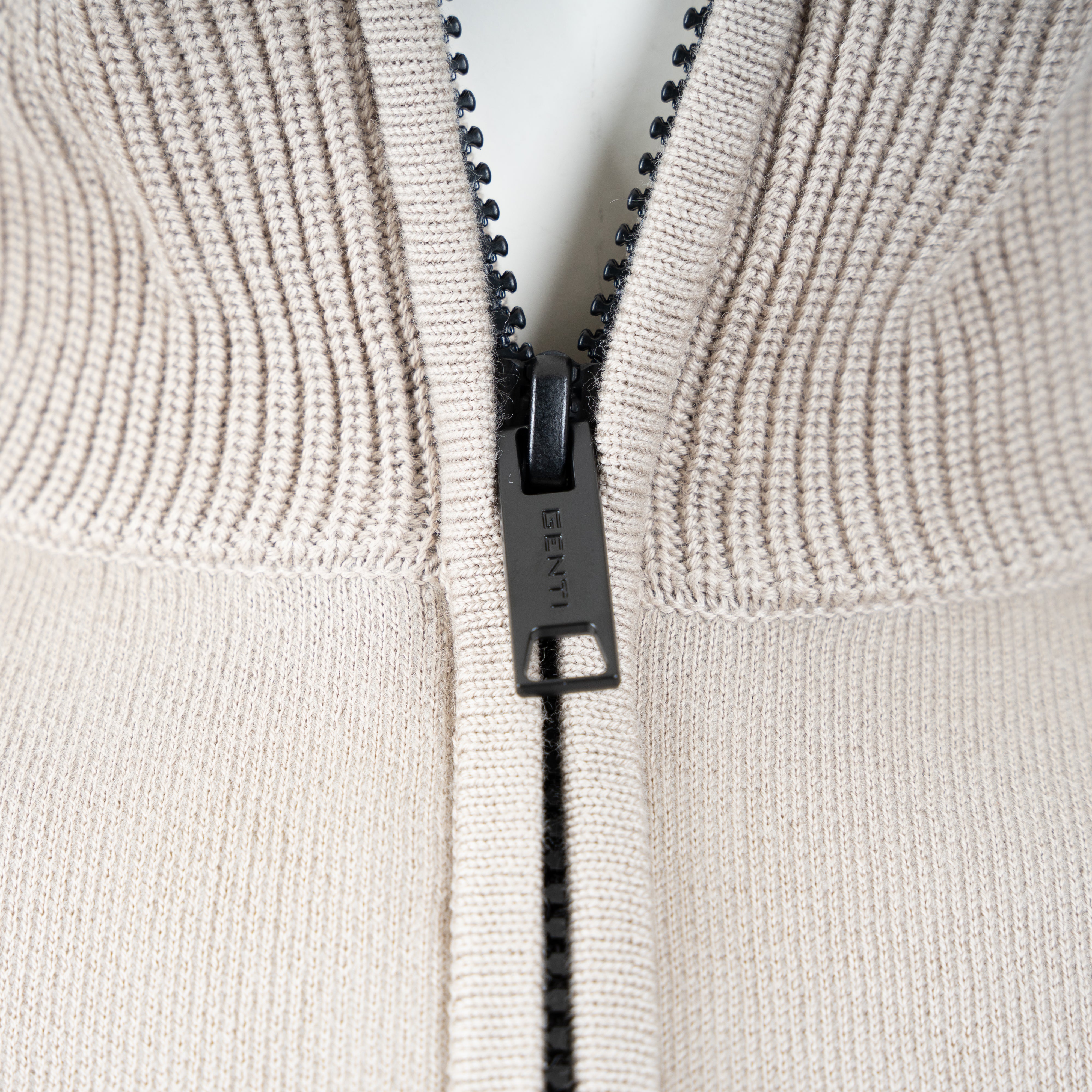 Genti Gebreide Trui met Rits Beige | Cotton & Nylon