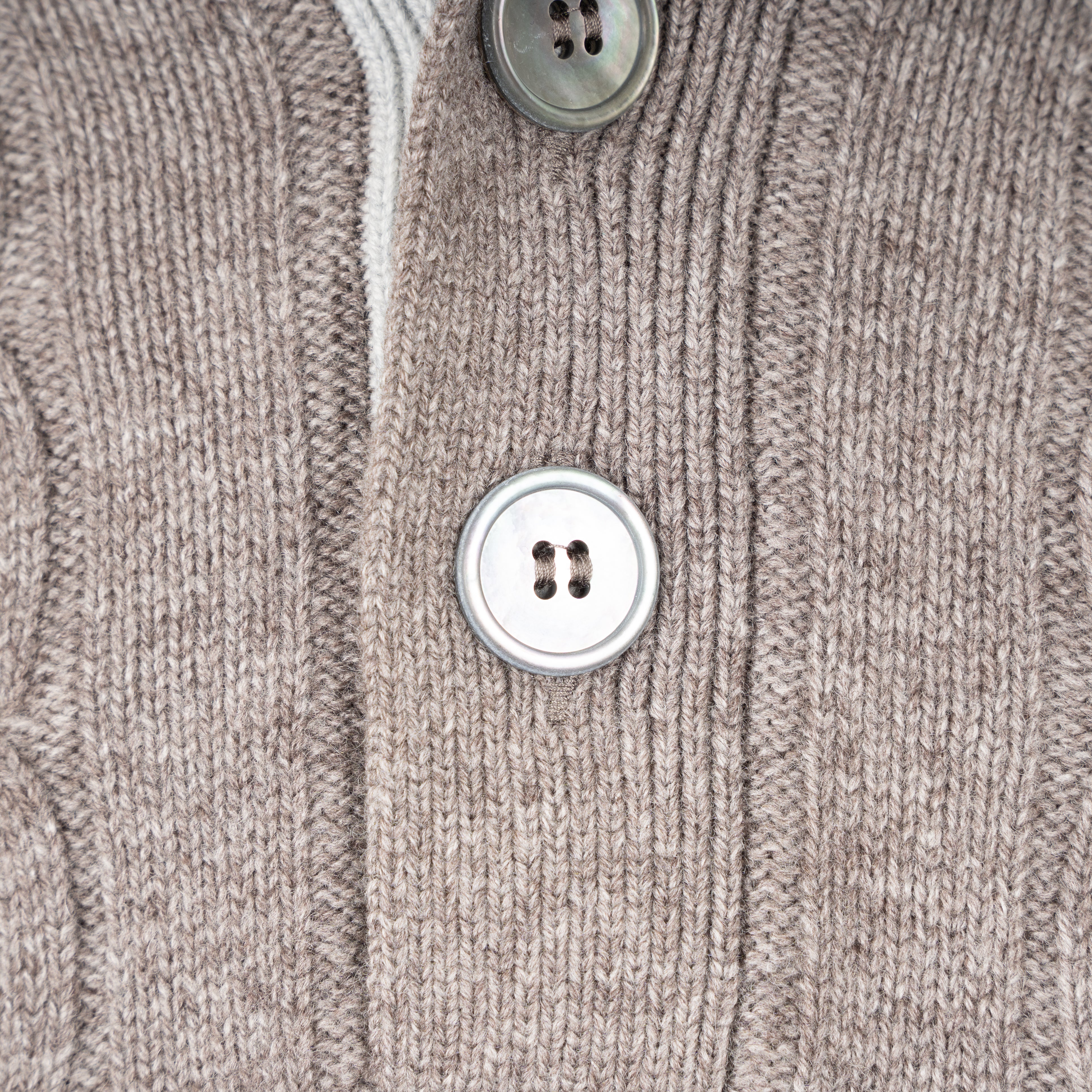 Gran Sasso Gebreide Kabeltrui met Knopenlijst Taupe | Cashmere Lana