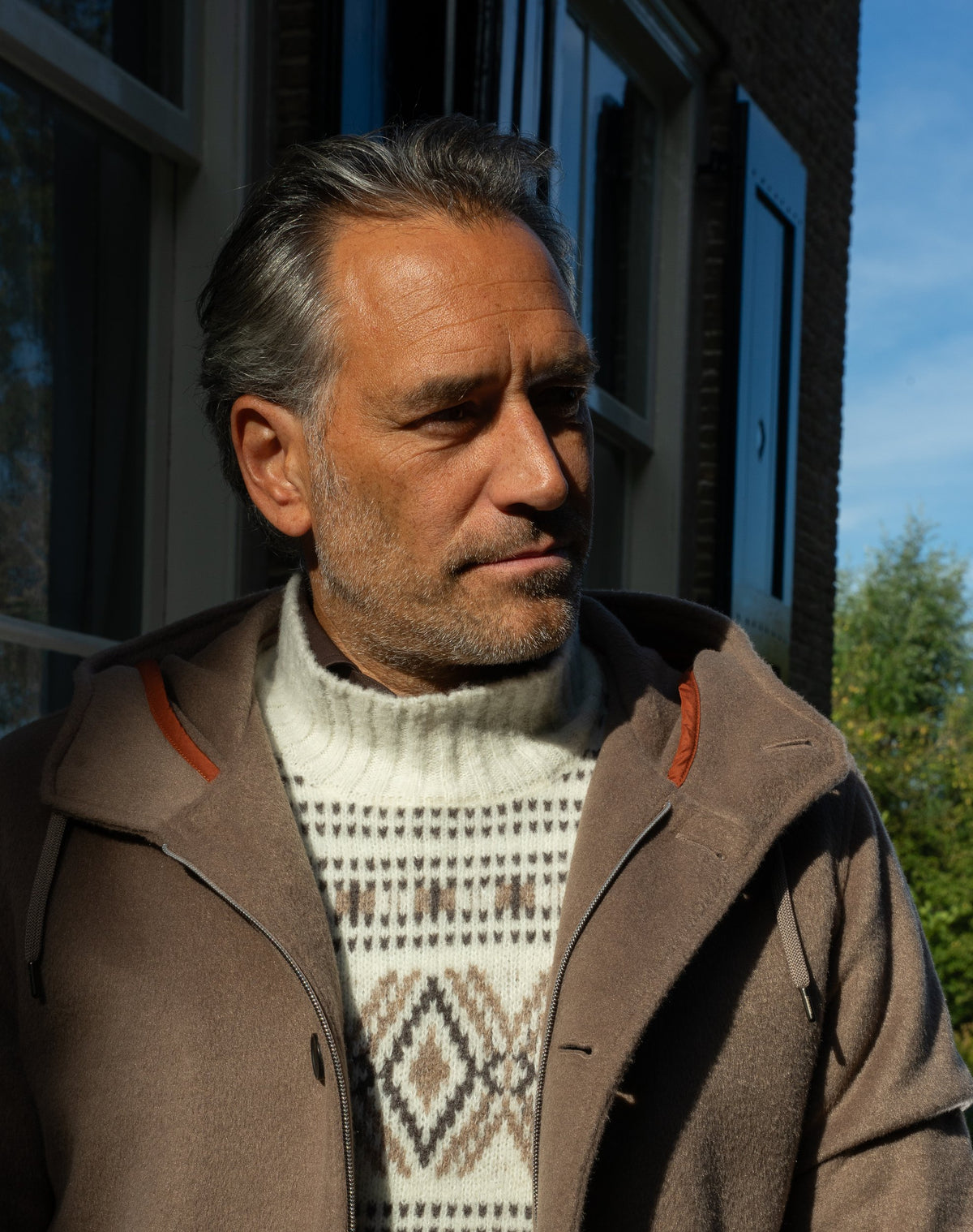 Look HW26/27 – Bruine parka met crème gebreide trui met patroon | Gentlemen Mode