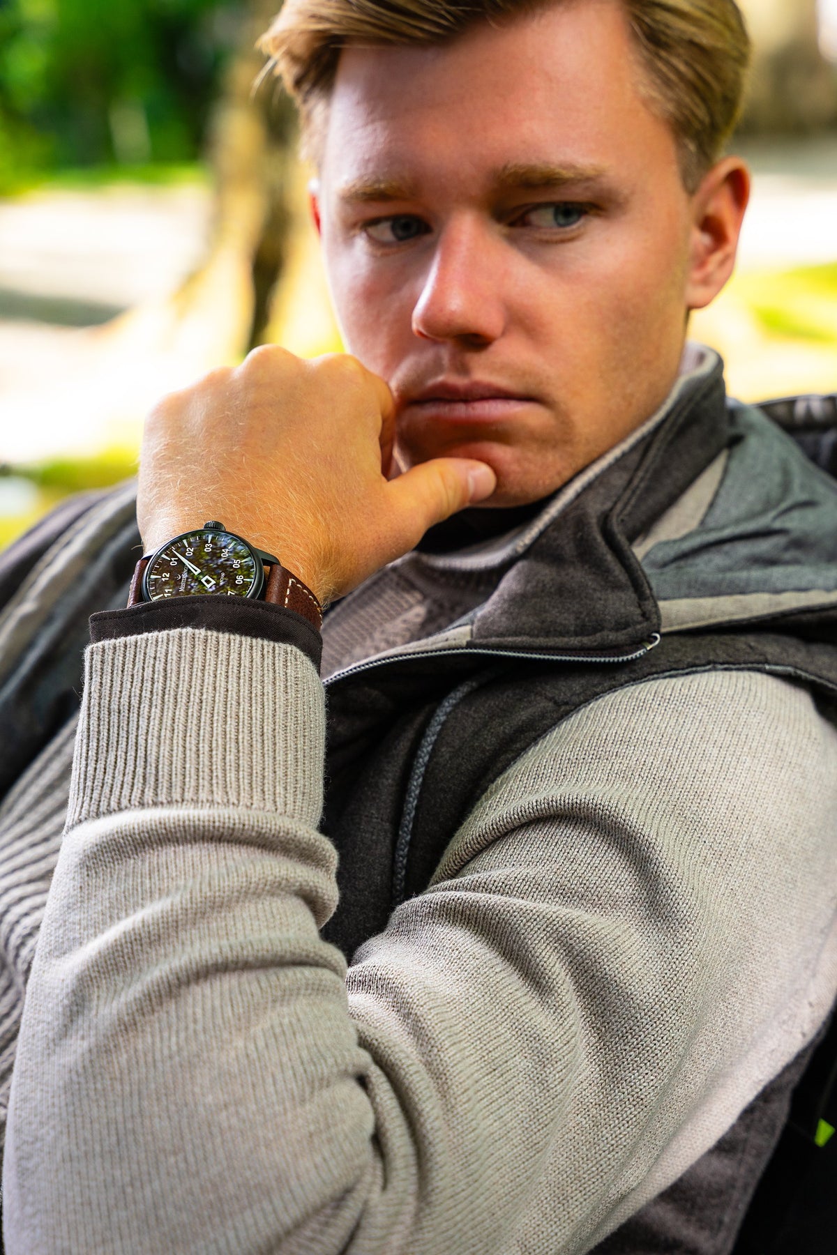 Look HW26/27 – Grijze bodywarmer met crème trui en donkere pantalon | Gentlemen Mode