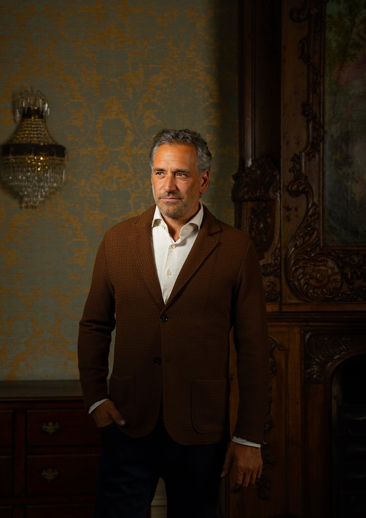 Look HW26/27 – Tabak-bruin katoenen colbert met wit overhemd | Gentlemen Mode