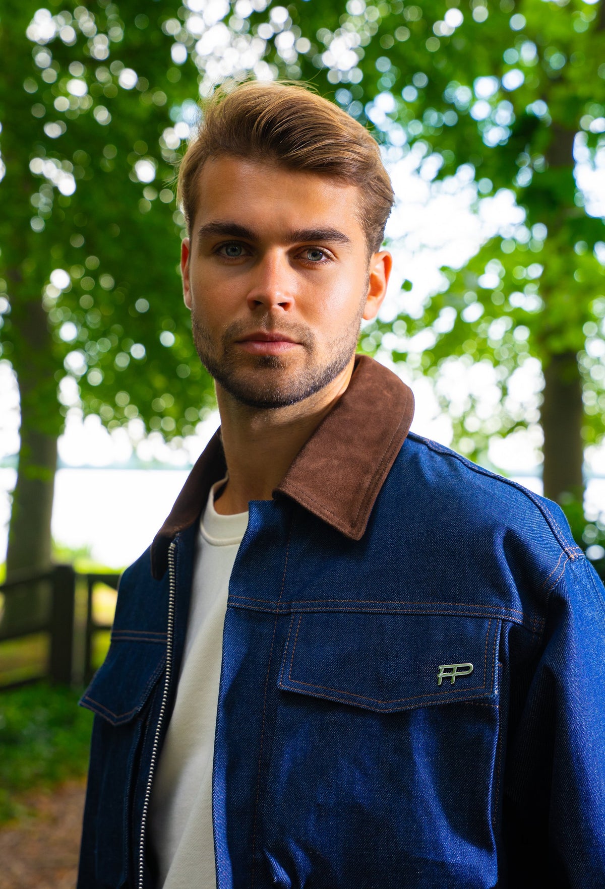 Look HW26/27 – Blauw denim jack met corduroy kraag en wit T-shirt | Gentlemen Mode