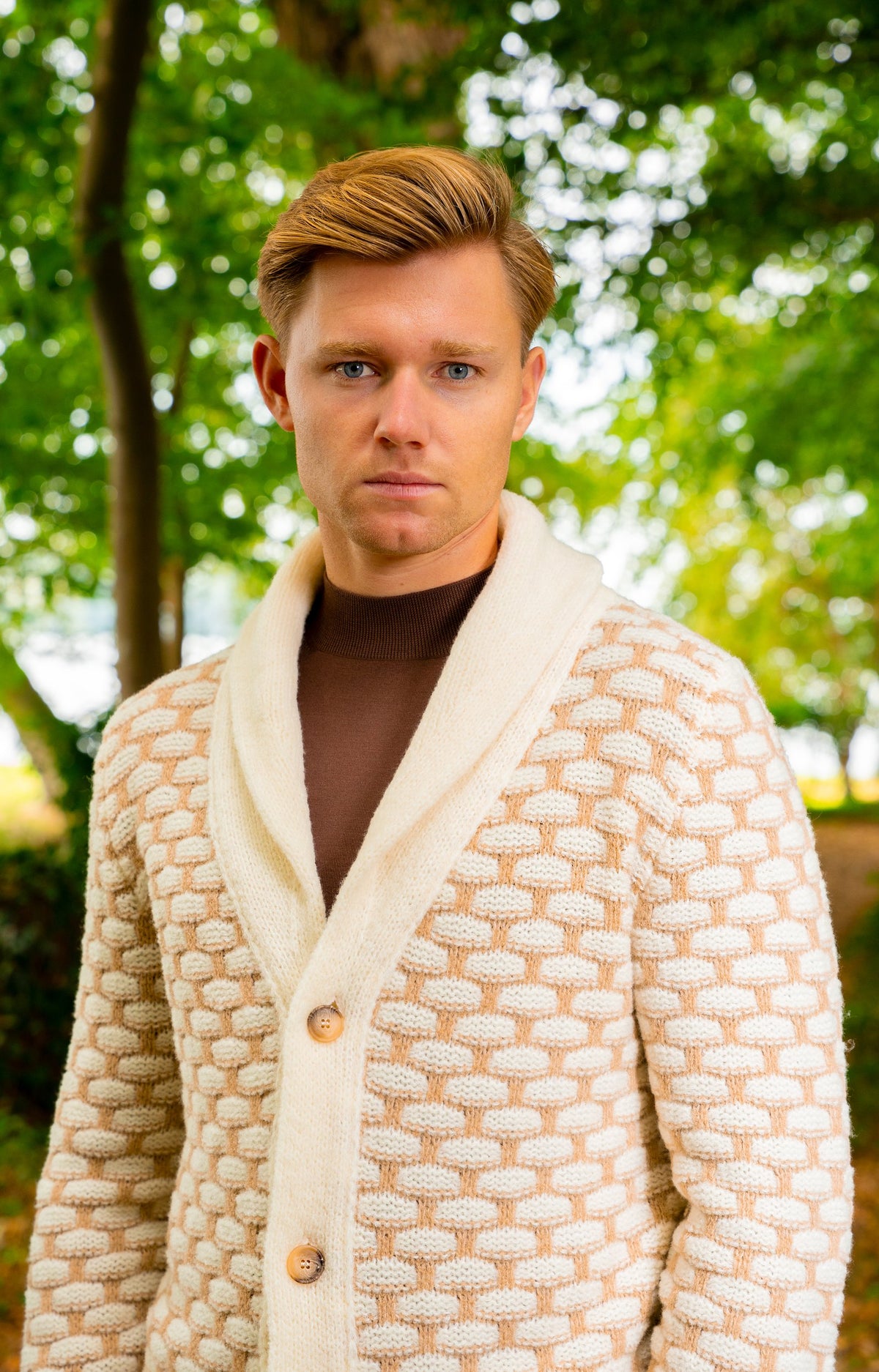 Look HW26/27 – Crème gebreid vest met sjaalkraag en bruine coltrui | Gentlemen Mode