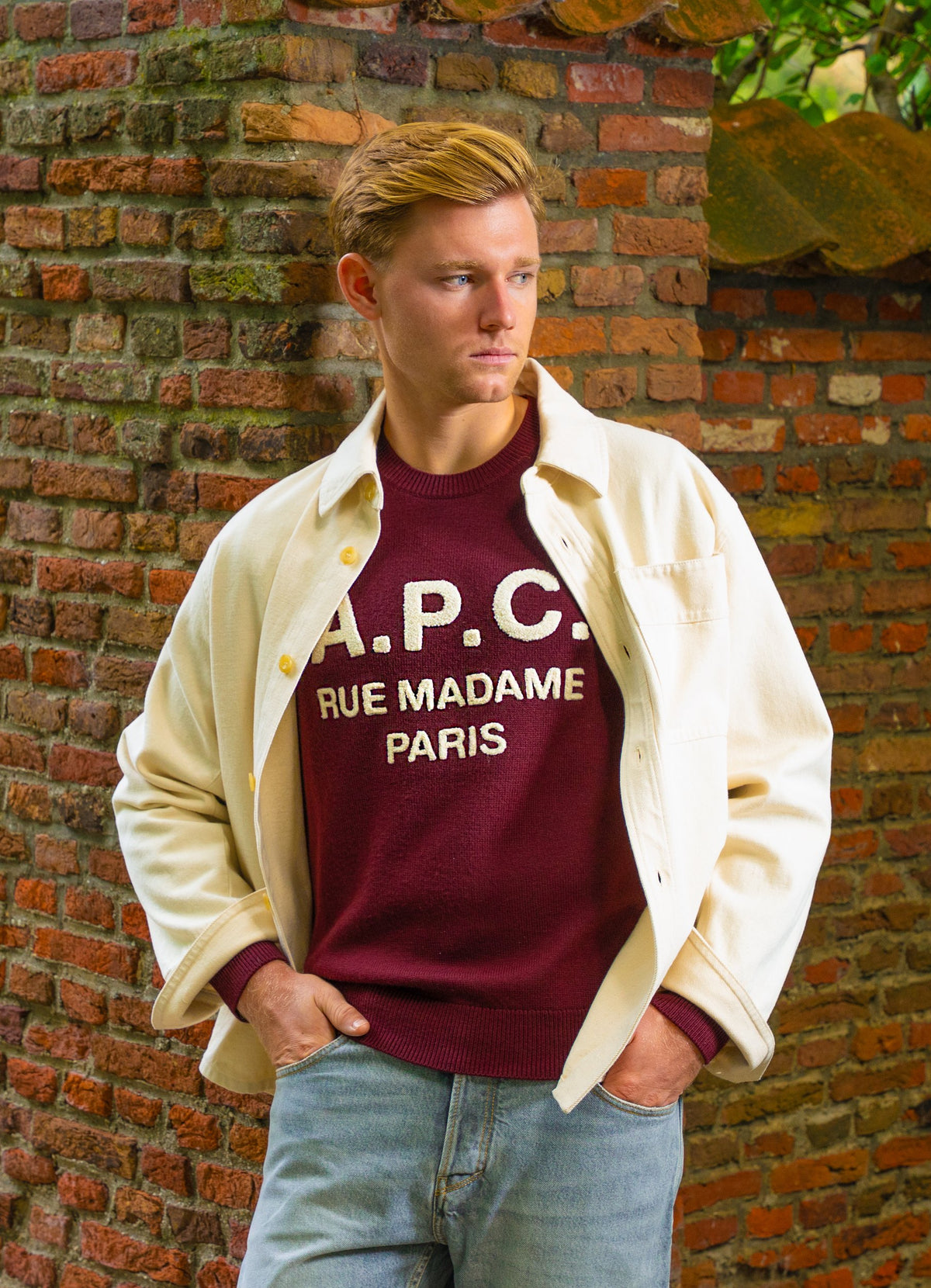 Look HW26/27 – Bordeaux A.P.C. sweater met crème overshirt en lichte jeans | Gentlemen Mode