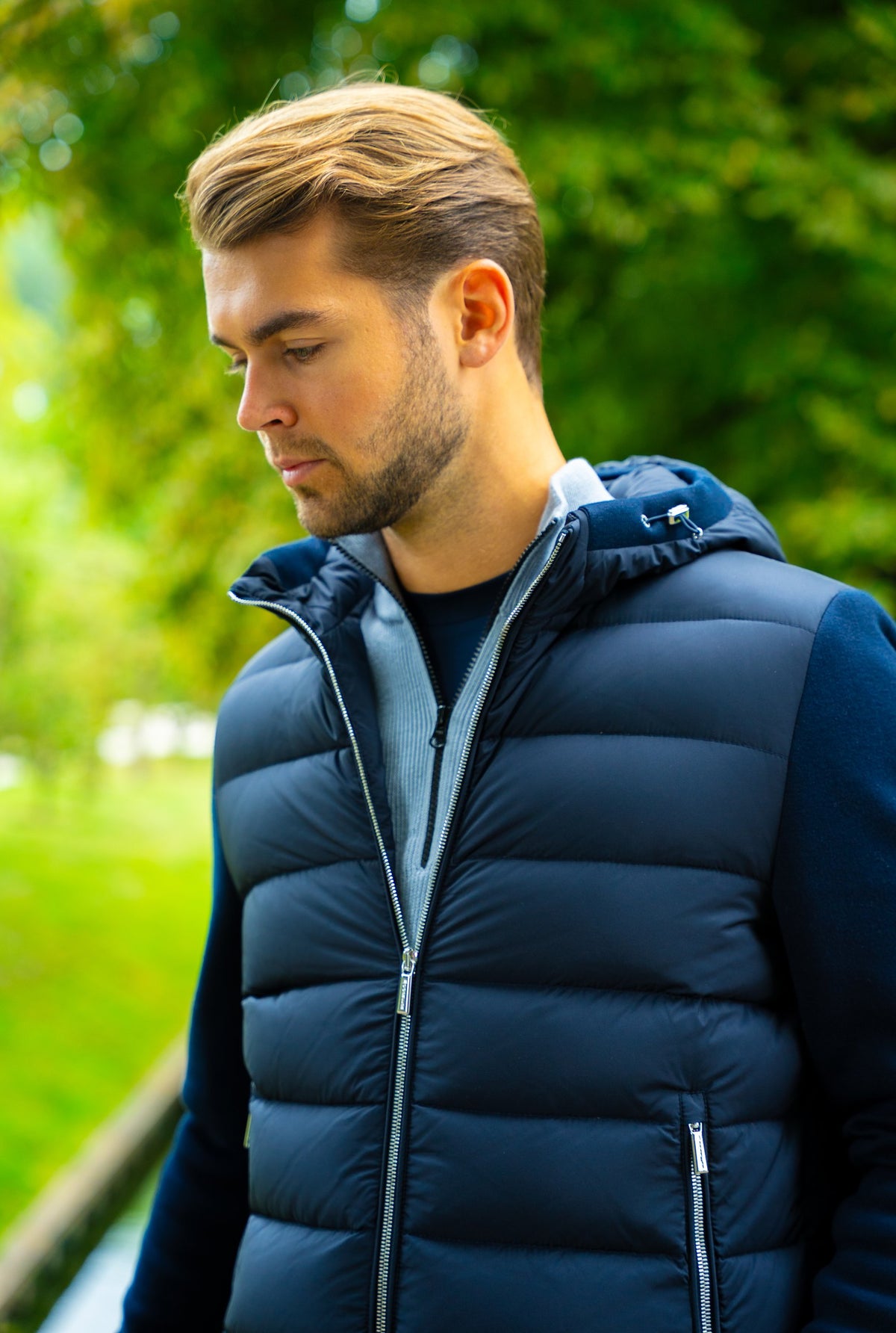 Look HW26/27 – Navy donsbodywarmer met capuchon en blauw T-shirt | Gentlemen Mode