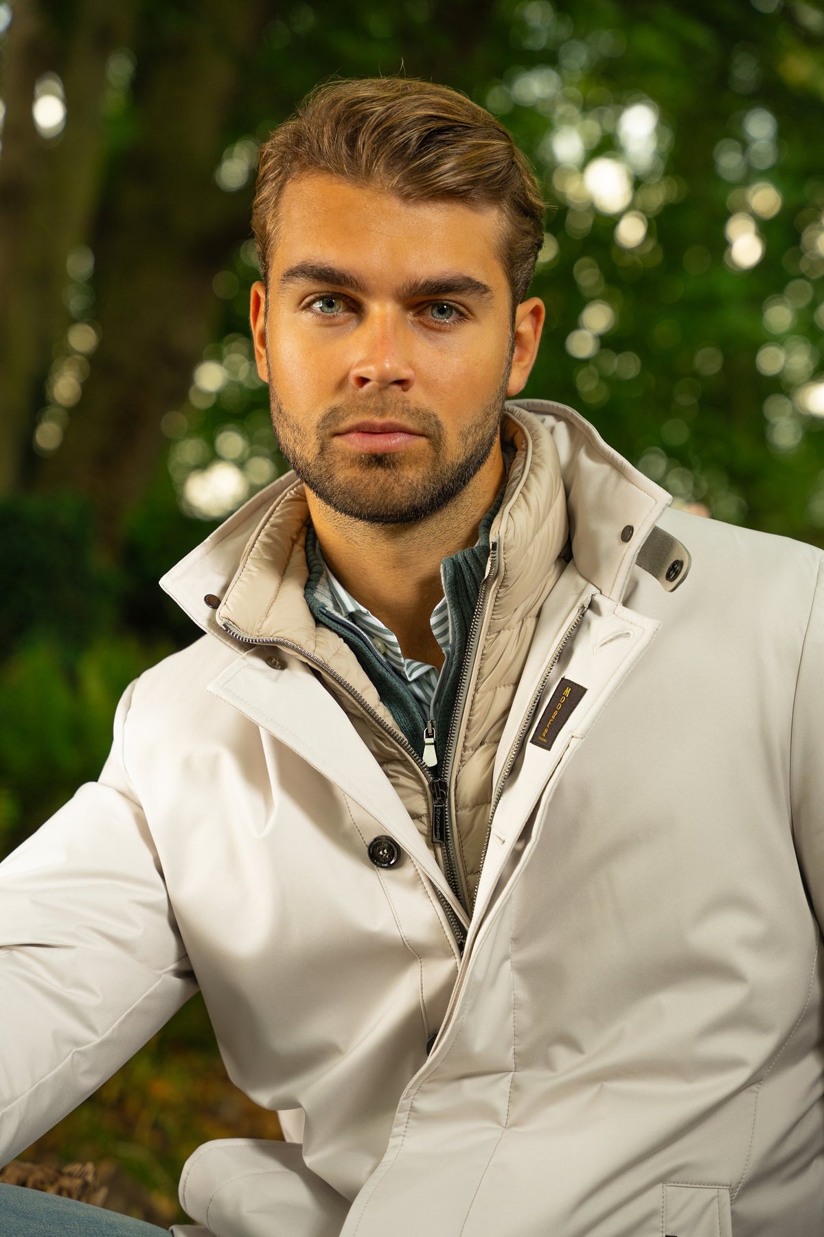 Look HW26/27 – Stone field jacket met navy trui, blauw overhemd en jeans | Gentlemen Mode