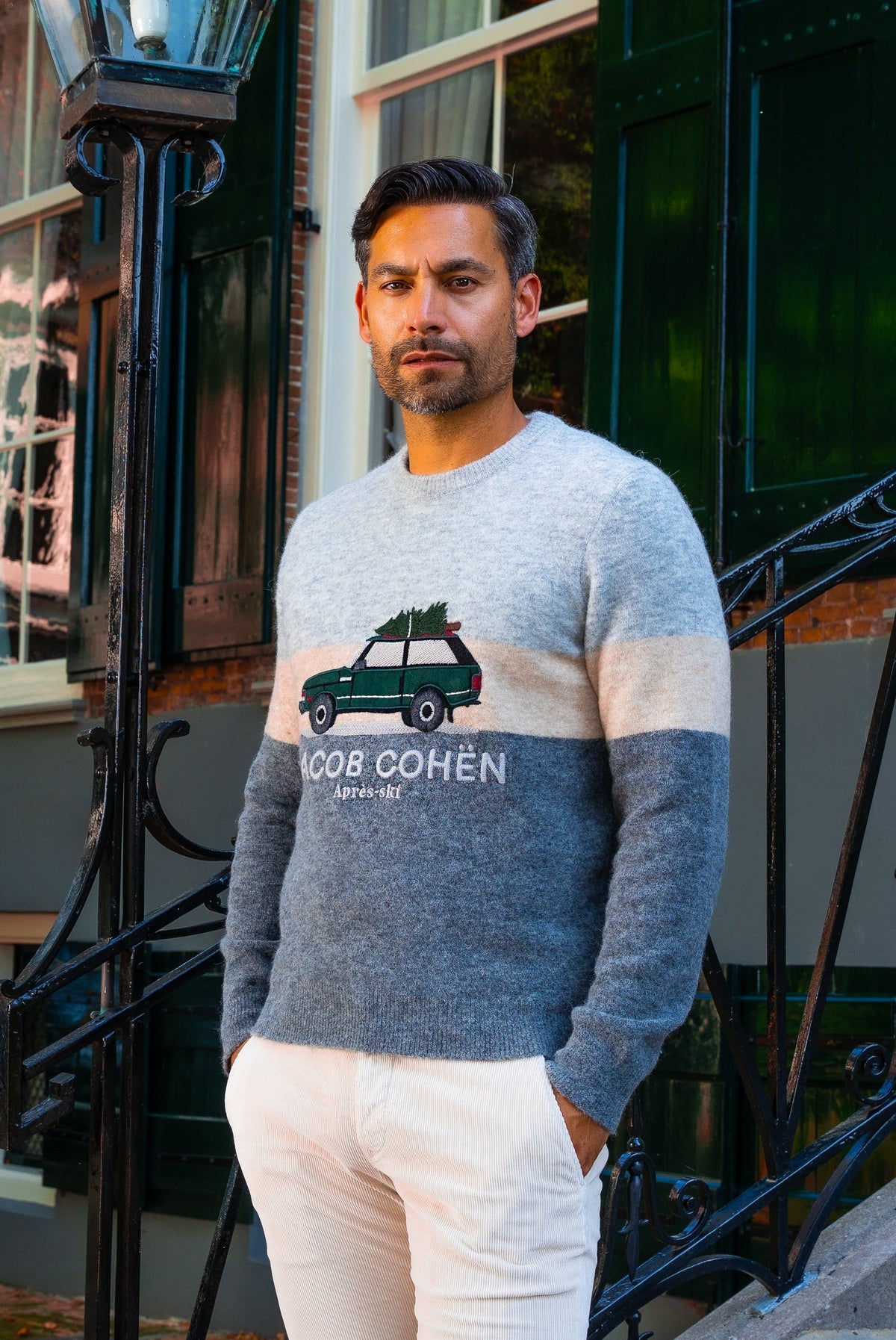Look HW26/27 – Grijze Jacob Cohën trui met auto, crème jeans en Hogan sneakers | Gentlemen Mode