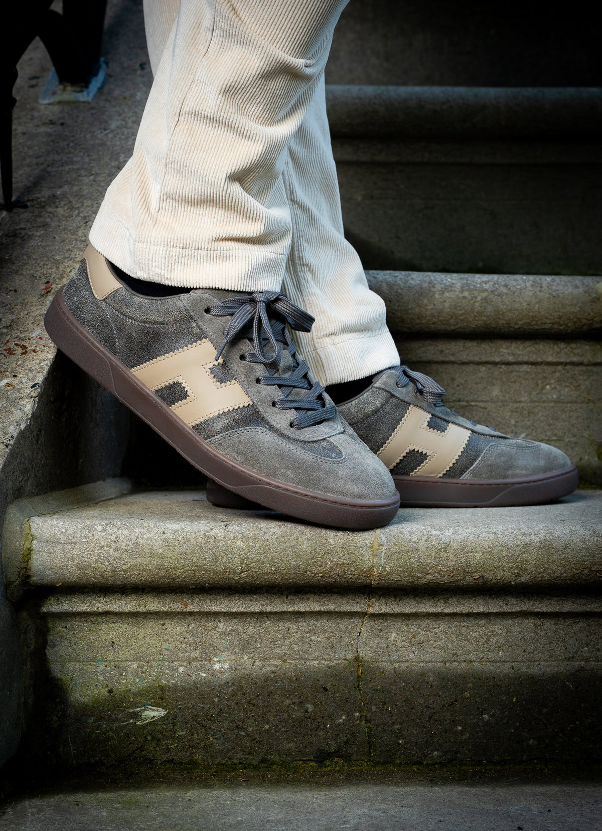 Look HW26/27 – Grijze Jacob Cohën trui met auto, crème jeans en Hogan sneakers | Gentlemen Mode