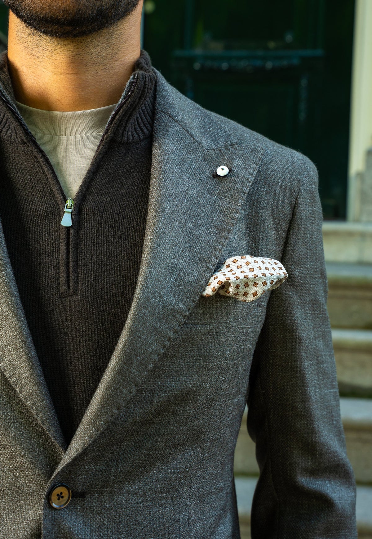 Look HW26/27 – Grijs-bruin tweed colbert met donkere half-zip en crème broek | Gentlemen Mode