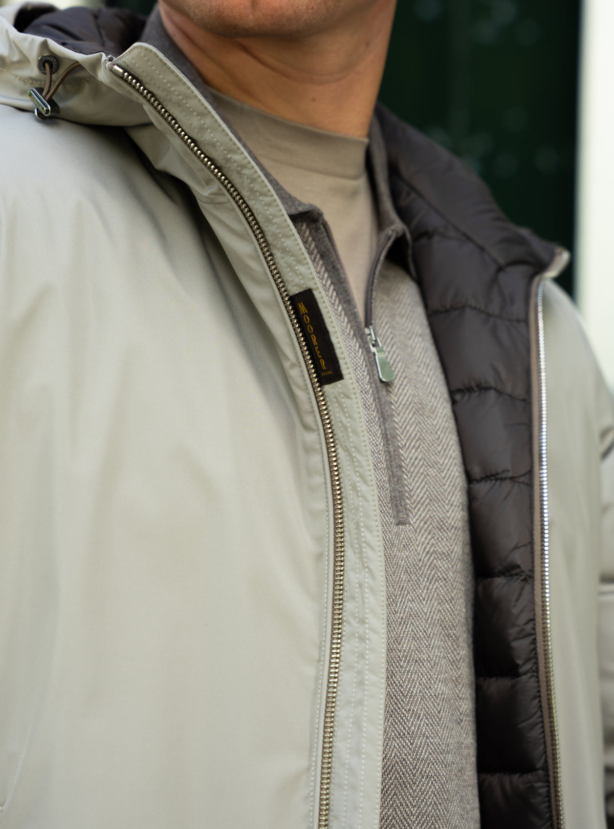 Outfit 07 – Beige Moorer bomberjack met Gran Sasso trui en bruine Berwich chino