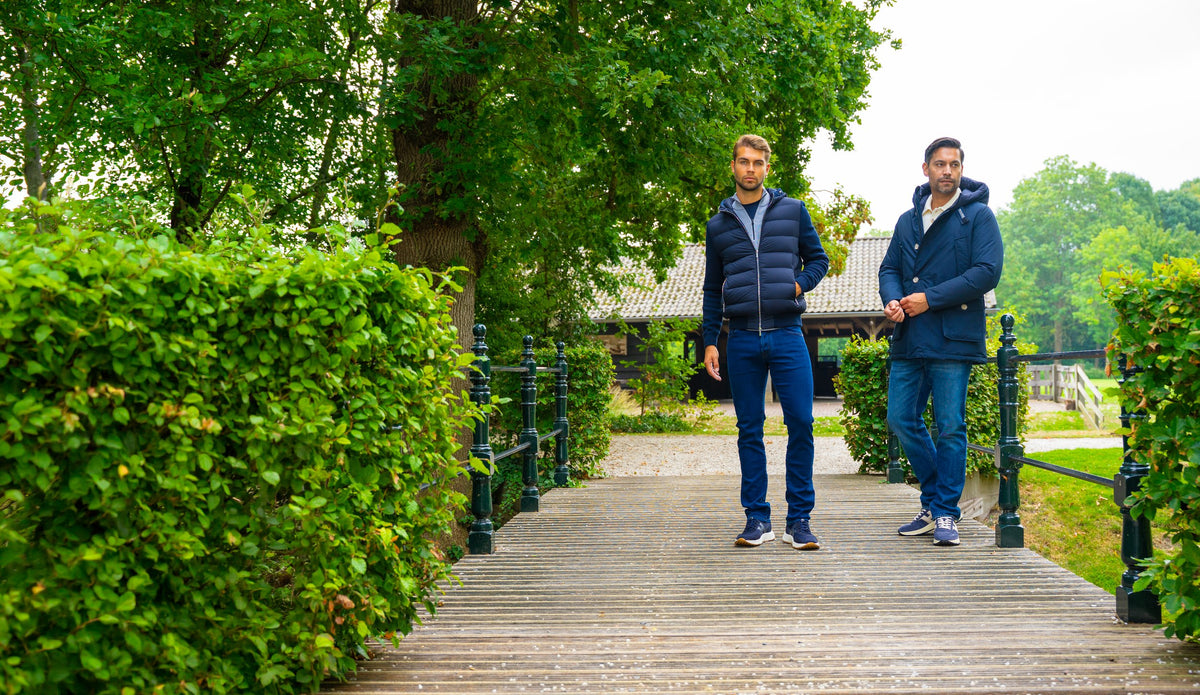 Outfit 28 – Navy Woolrich Arctic Parka met crème Gran Sasso polotrui en Hogan sneakers