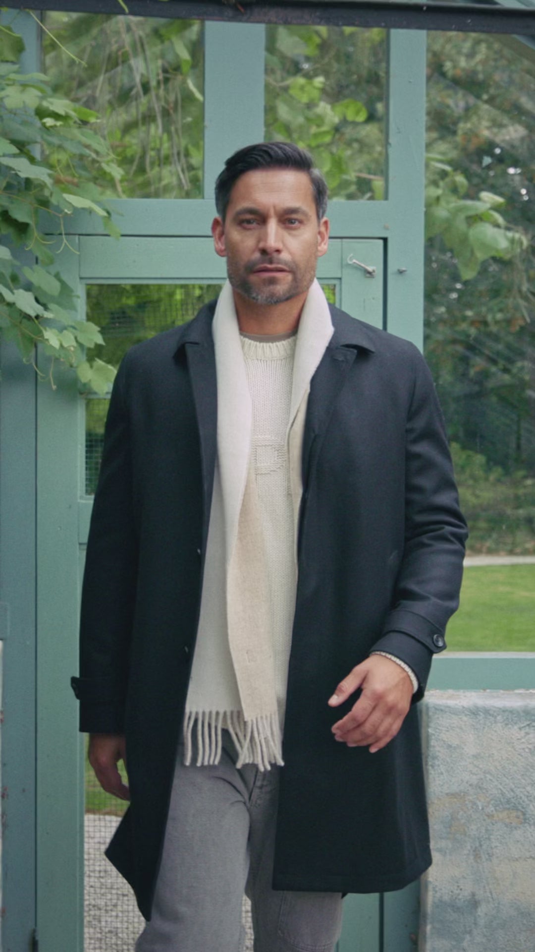 Outfit 32 – Crème A.P.C. trui met zwarte Tagliatore mantel en Stone Island chino – video