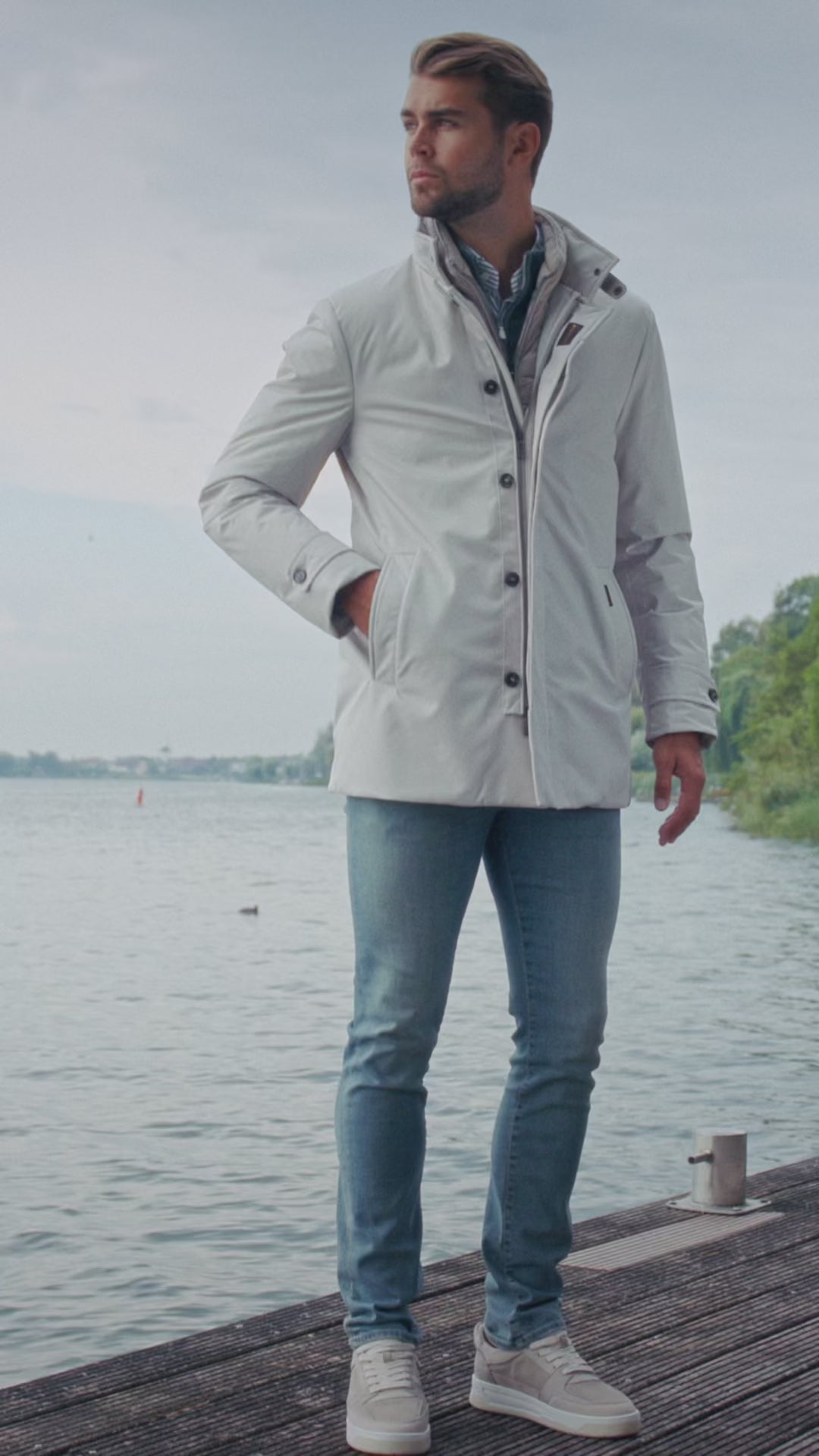 Outfit 31 – Ivoorwitte Moorer mantel met groene Gran Sasso trui en Jacob Cohën jeans – video