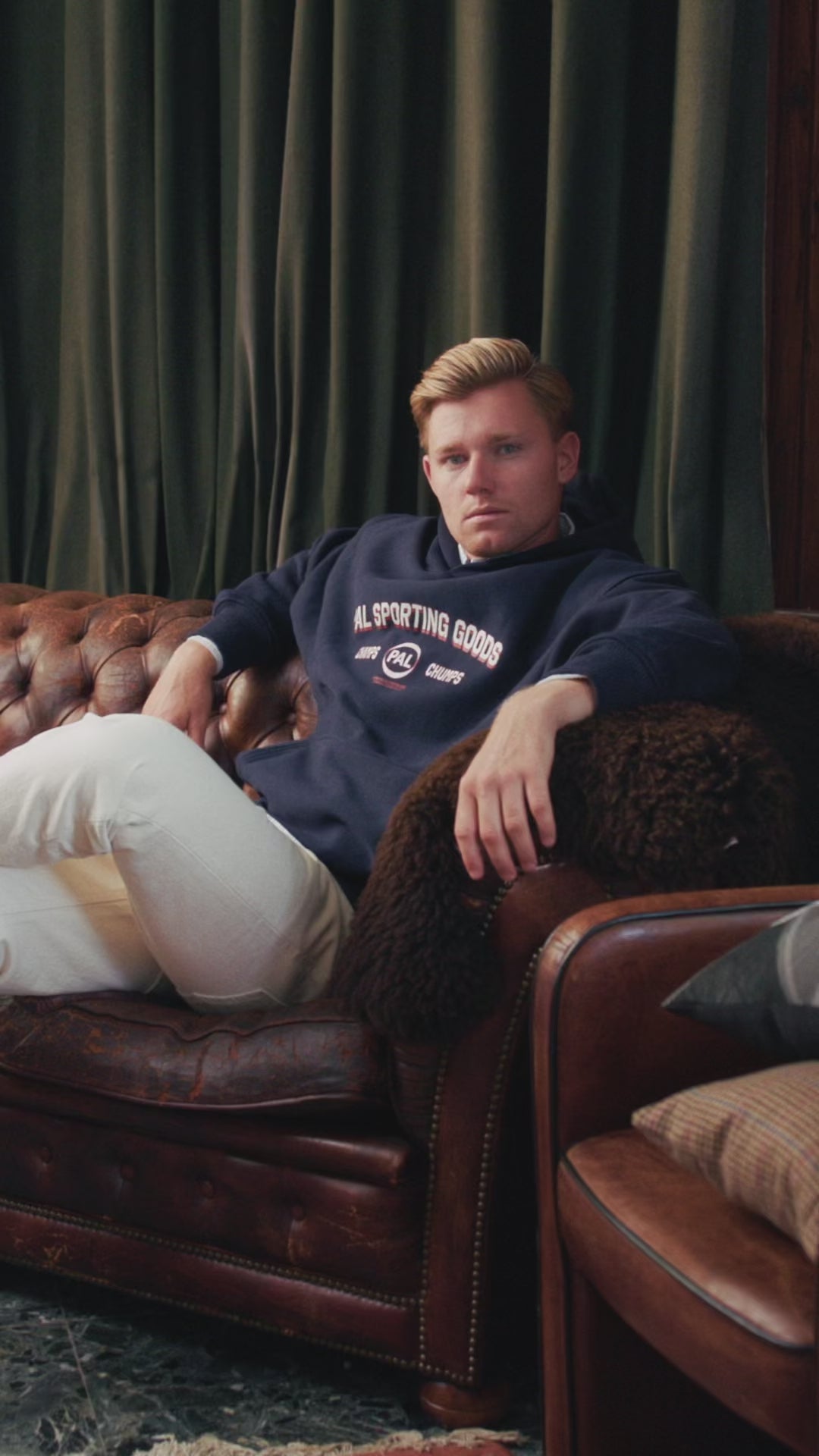 Outfit 10 – Navy PAL Sporting Goods hoodie met Ralph Lauren overhemd en crème A.P.C. jeans – video
