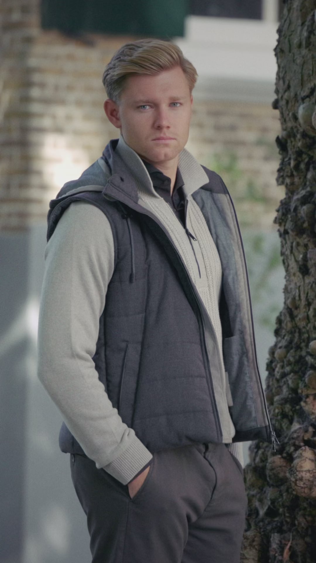 Outfit 05 – Bruine L.B.M. 1911 bodywarmer met beige Genti trui en Mason's chino – video
