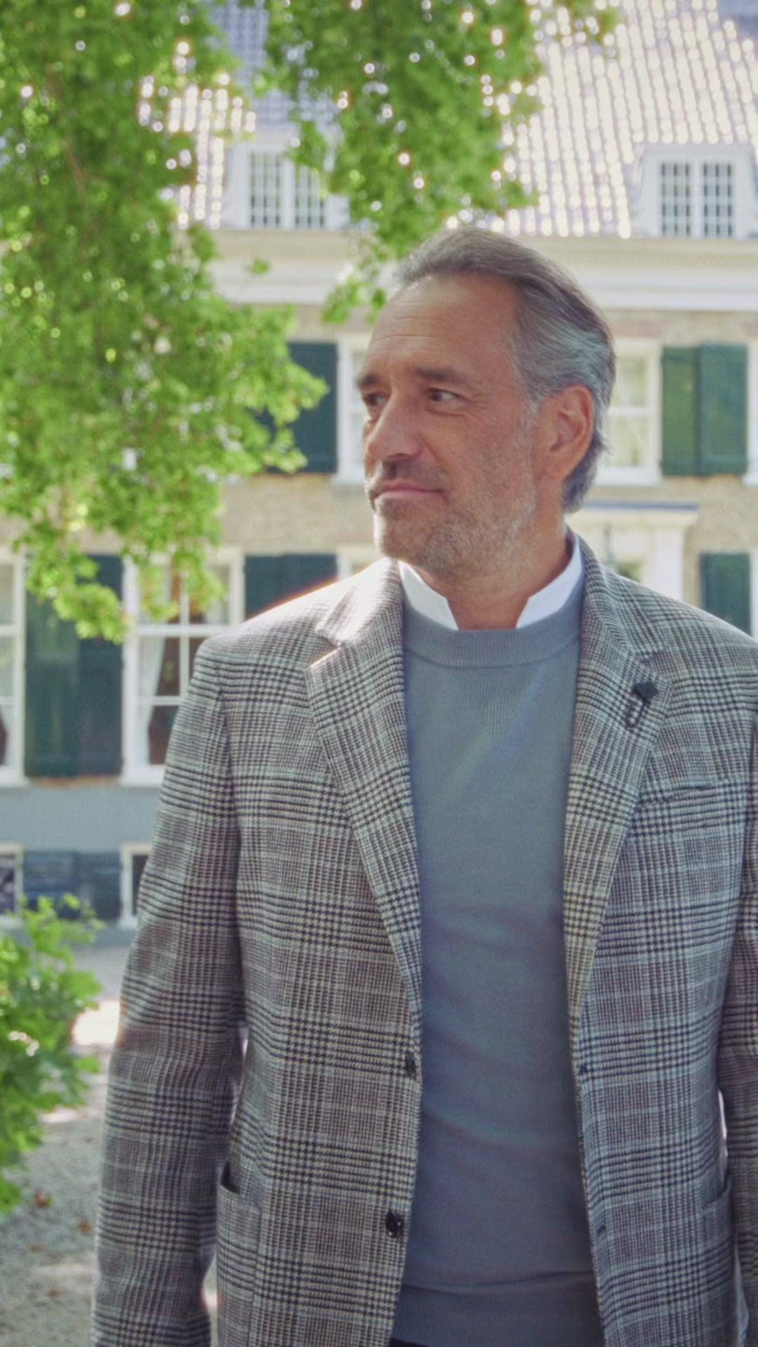 Outfit 08 – Blauw geruit Lardini colbert met Stone Island trui en wit Xacus overhemd – video