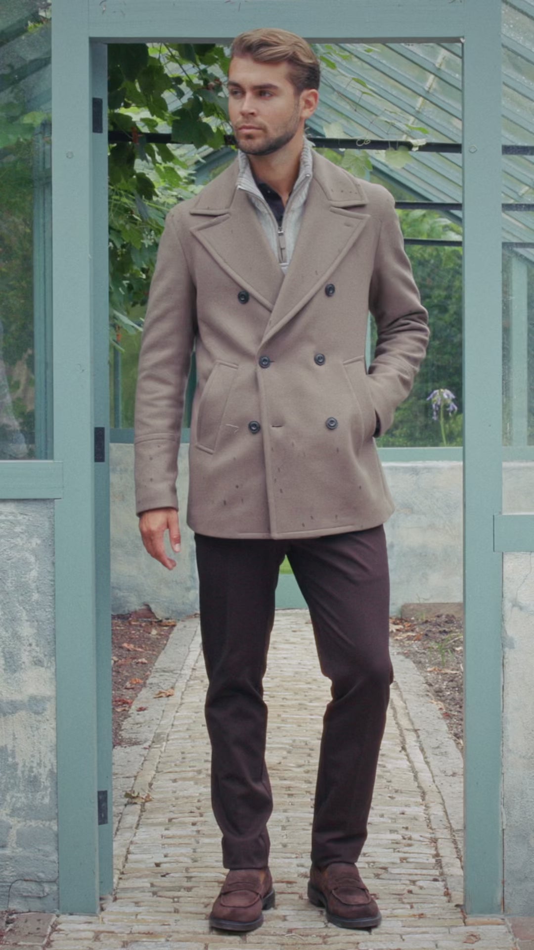 Outfit 34 – Taupe L.B.M. 1911 peacoat met Paul & Shark trui en Berwich pantalon – video