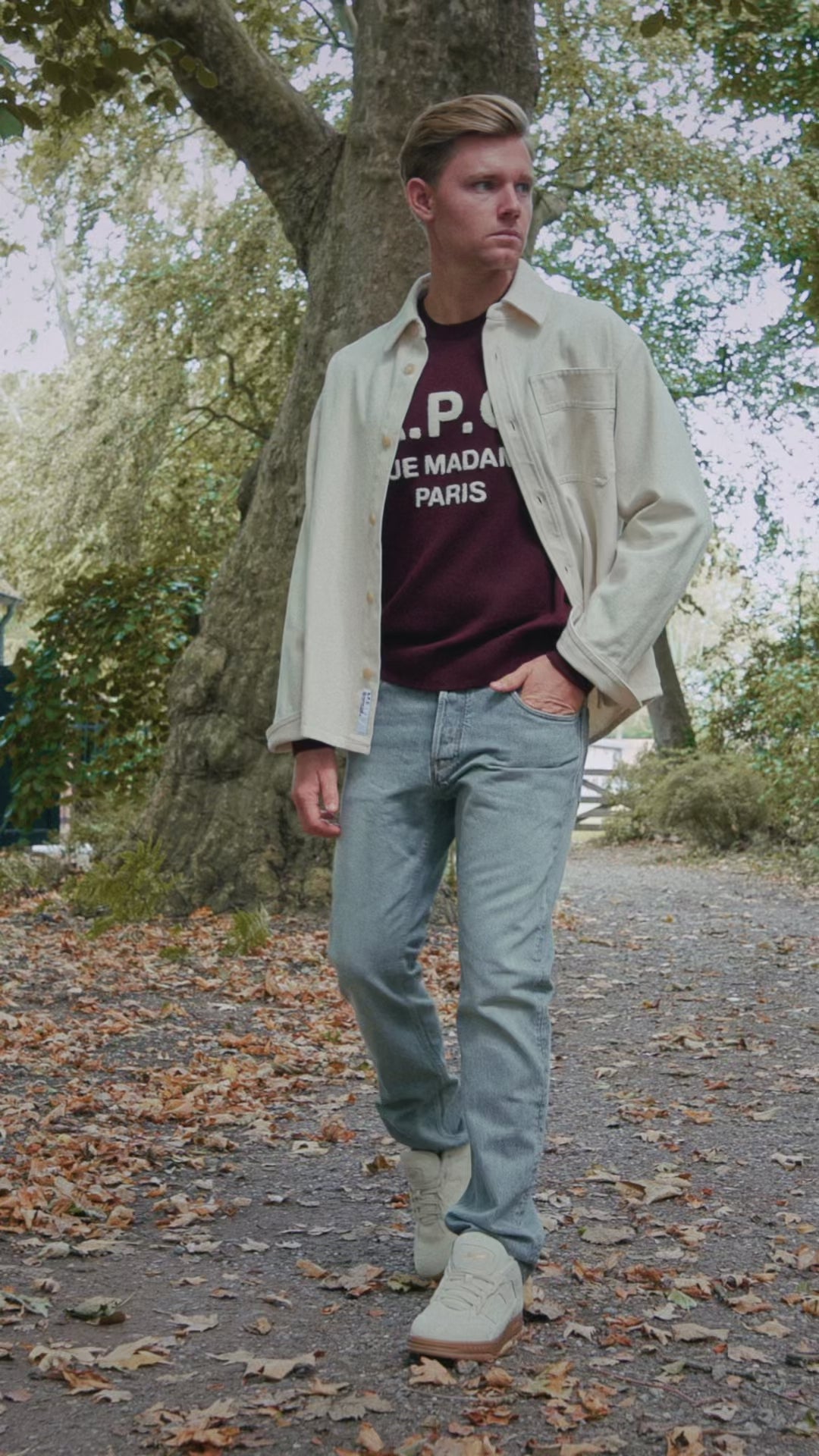 Outfit 18 – Bordeaux A.P.C. trui met crème A.P.C. overshirt en Tenue. jeans – video